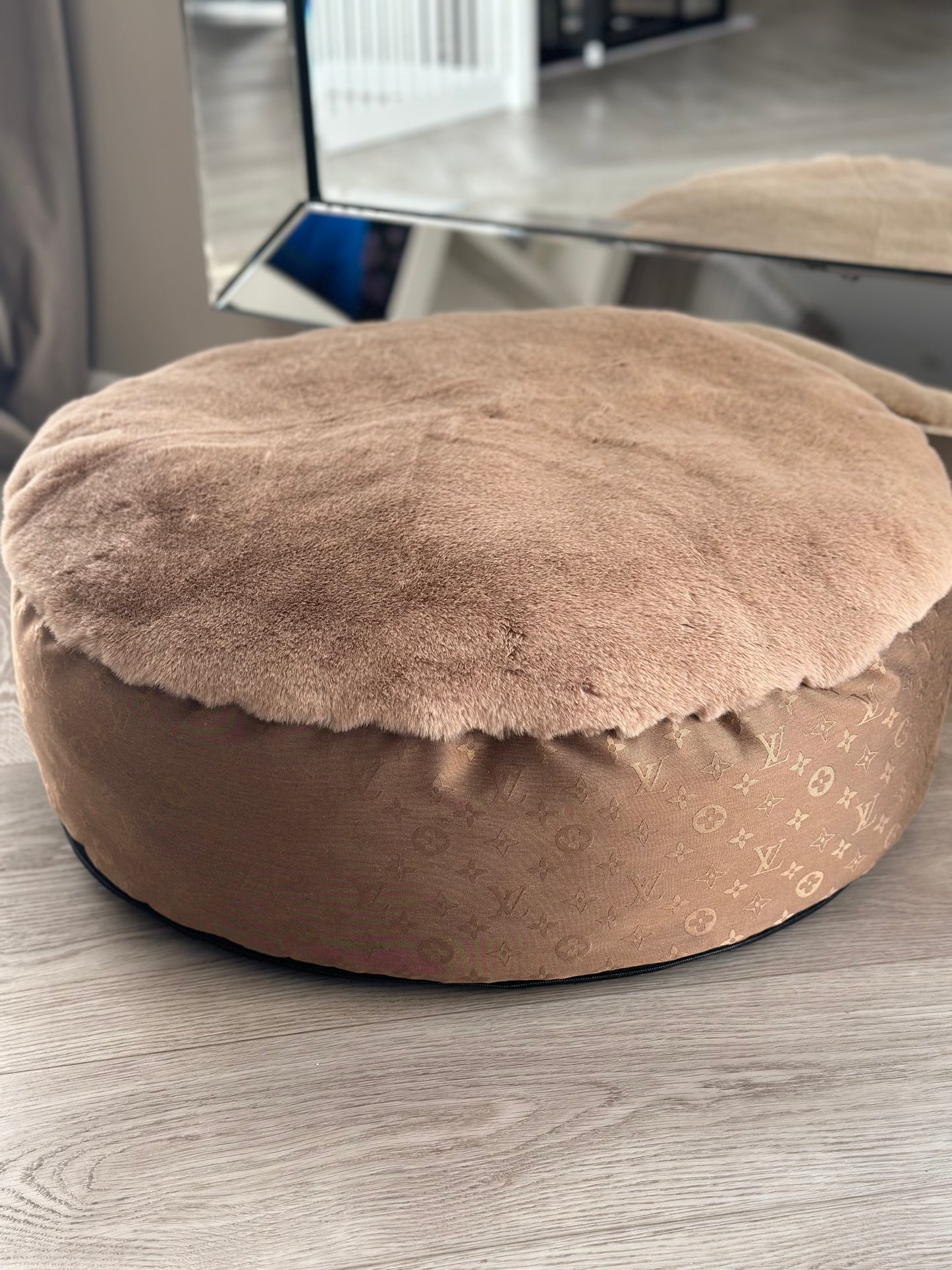 Lv Pouf bed